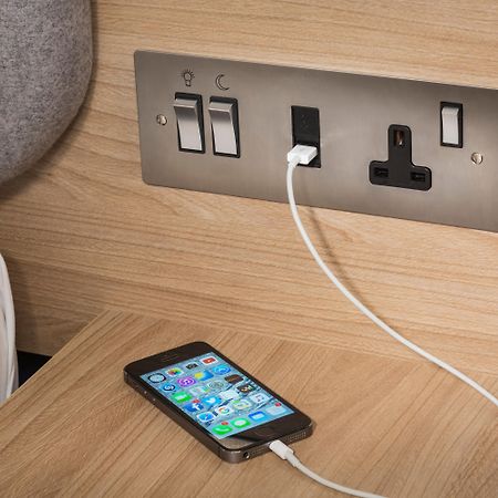 فندق هوليداي إن إكسبريس لندن هيثرو تي 4 المظهر الخارجي الصورة A USB-C port on a bedside table