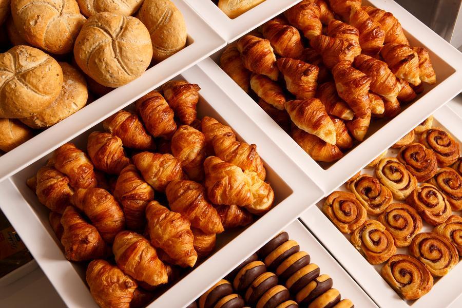 فندق هوليداي إن إكسبريس لندن هيثرو تي 4 المظهر الخارجي الصورة Croissants, rolls and biscuits