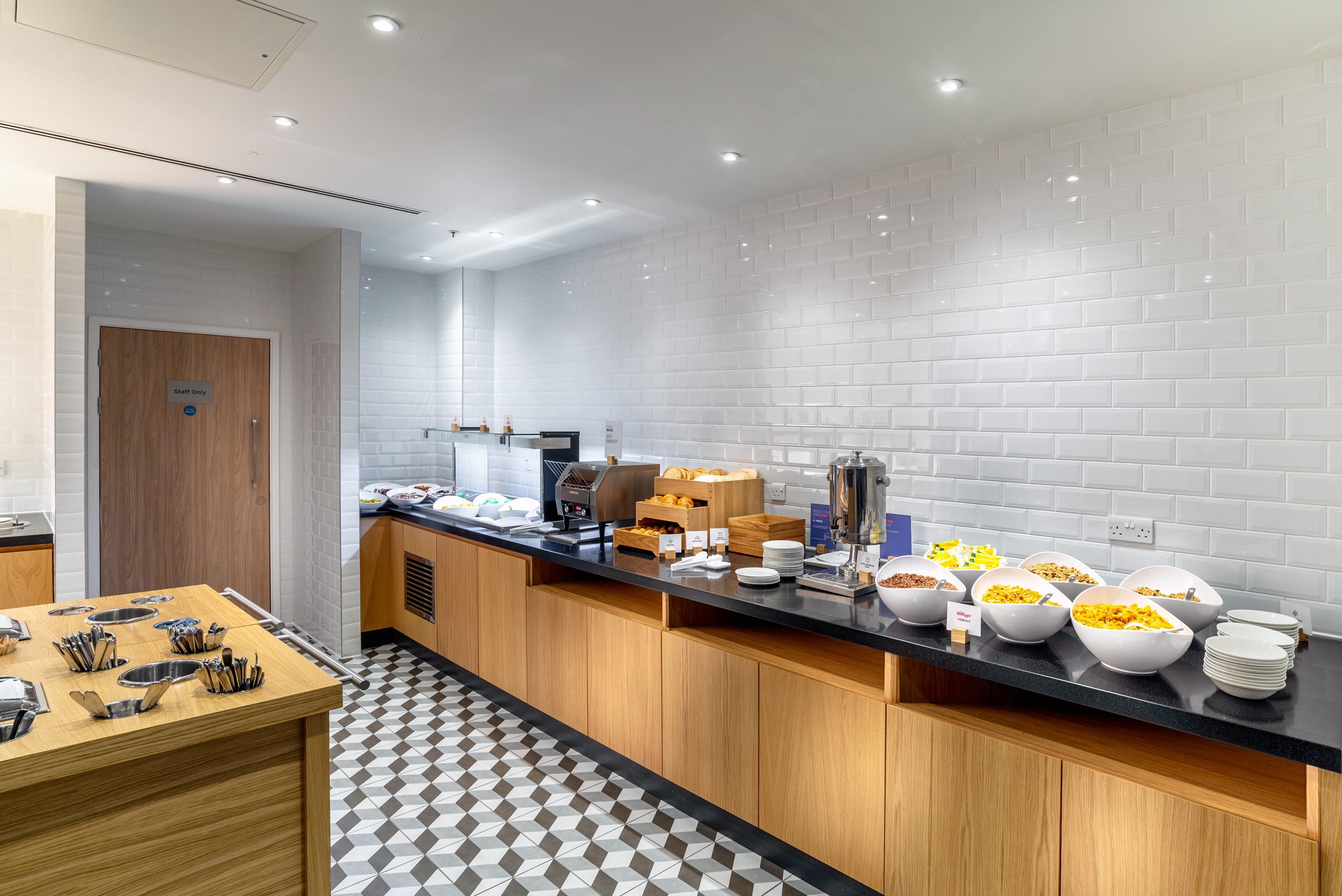 فندق هوليداي إن إكسبريس لندن هيثرو تي 4 المظهر الخارجي الصورة Breakfast buffet at the club