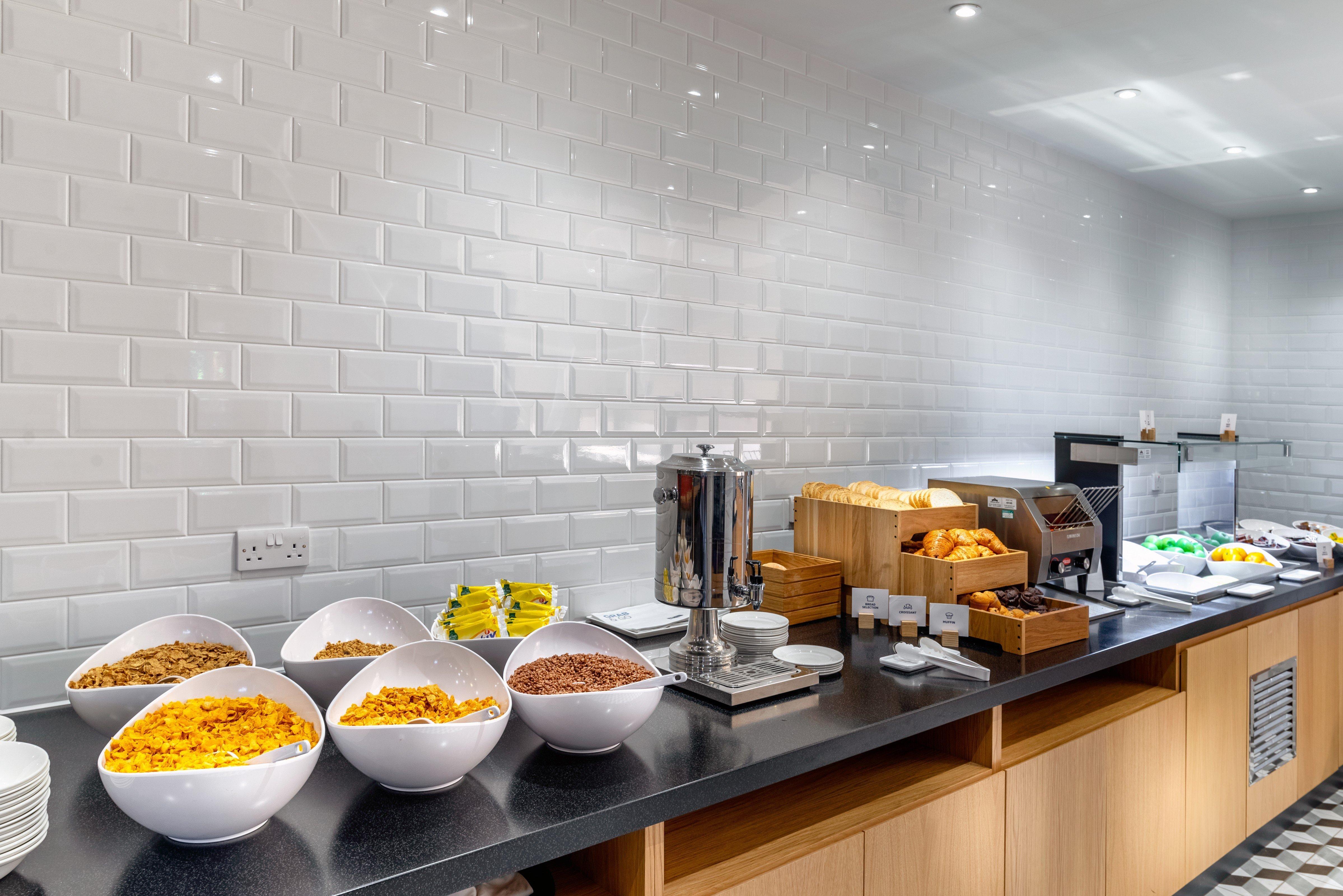 فندق هوليداي إن إكسبريس لندن هيثرو تي 4 المظهر الخارجي الصورة Breakfast buffet at a hotel