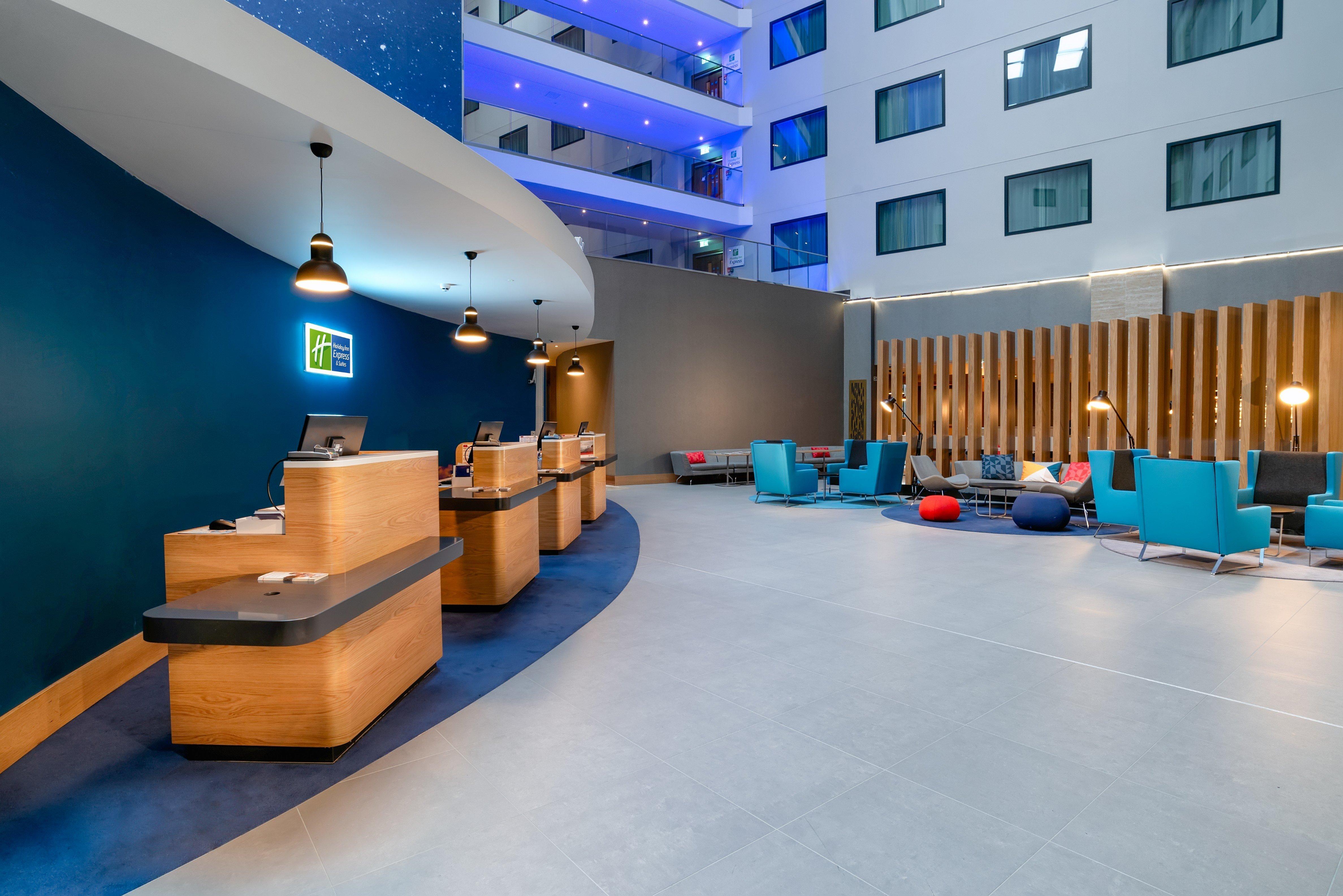 فندق هوليداي إن إكسبريس لندن هيثرو تي 4 المظهر الخارجي الصورة Reception desk at the Holiday Inn Express in Amsterdam