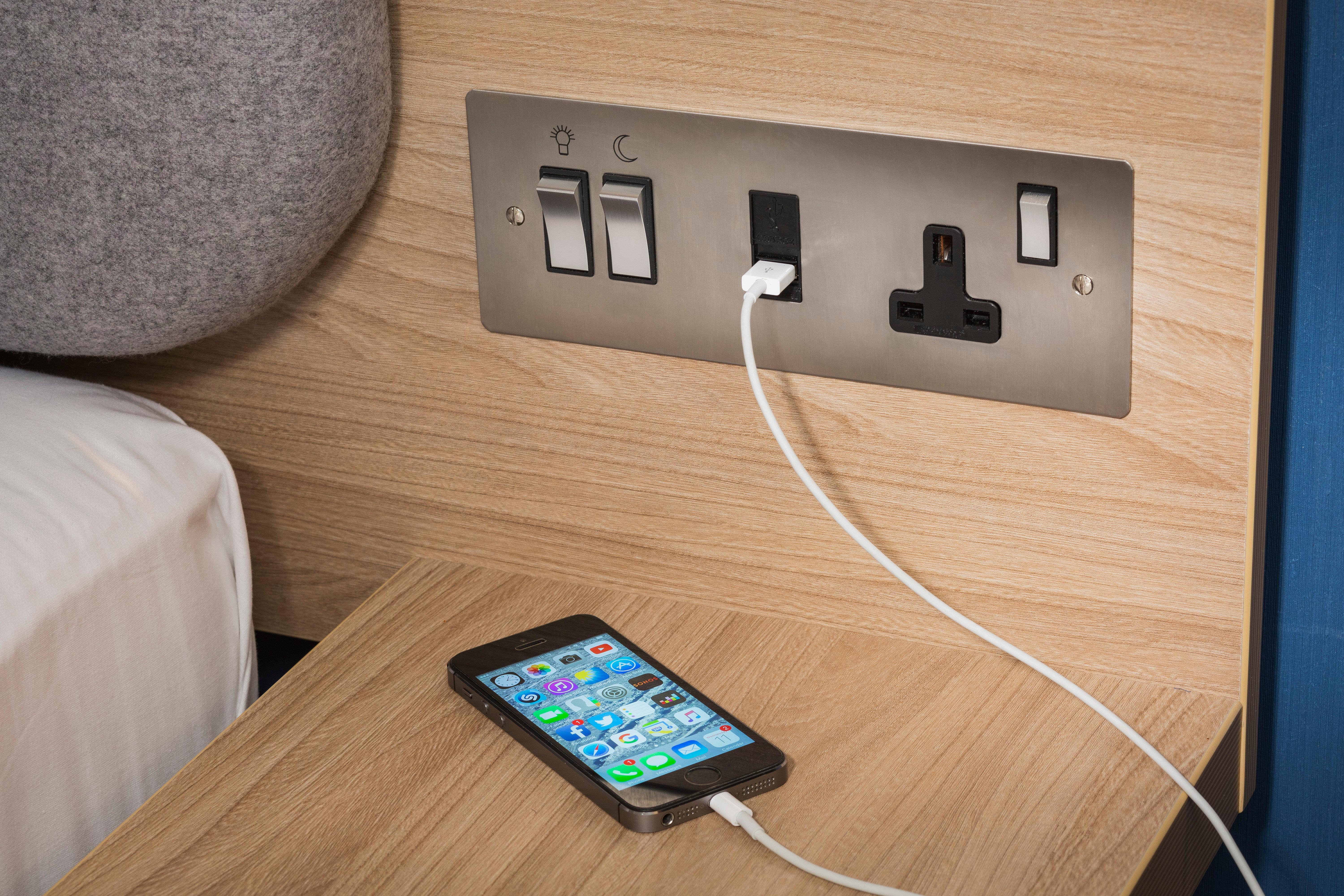 فندق هوليداي إن إكسبريس لندن هيثرو تي 4 المظهر الخارجي الصورة A USB-C port on a bedside table
