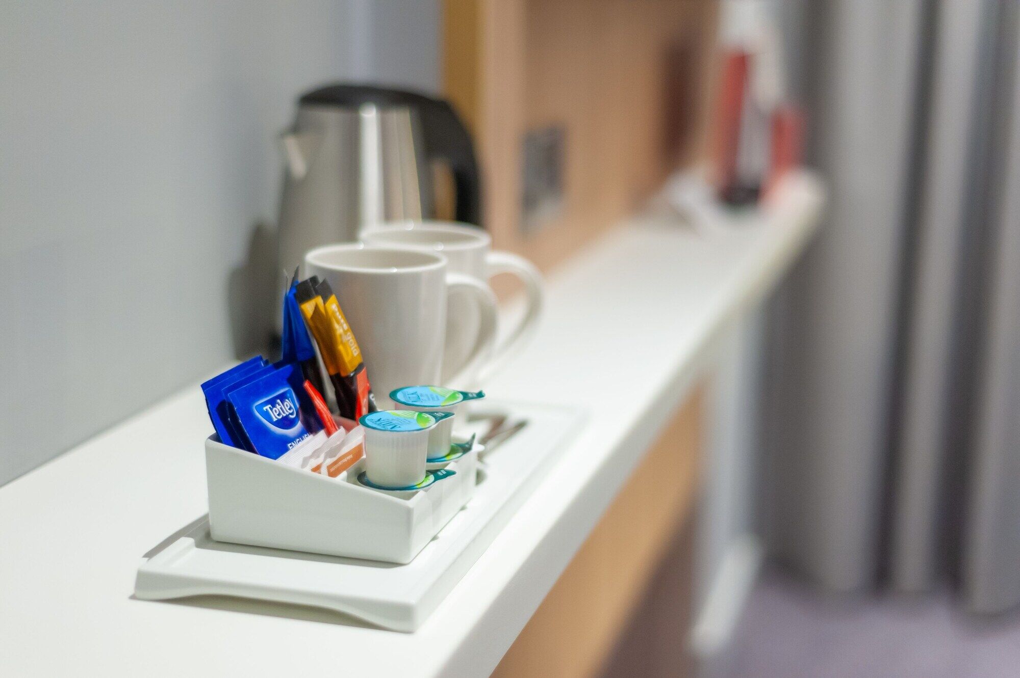 فندق هوليداي إن إكسبريس لندن هيثرو تي 4 المظهر الخارجي الصورة Tea and coffee in a hotel room
